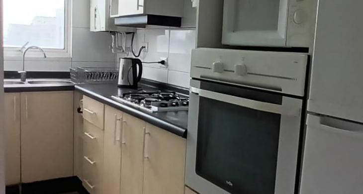 COCINA BIEN ILUMINADA, EQUIPADA CON ARTEFACTOS DE LINEA BLANCA, COCINA BIEN ILUMINADA