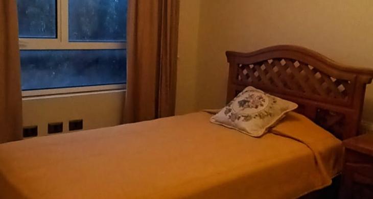 DORMITORIO DE VISITA, CON CAMA  DE PLAZA 1,5  CON RESPALDO Y VELADOR DE MADERA, HERMOSA LAMPARA QUE ENTREGA EXCELENTE ILUMINACION A LA HABITACION CUENTA CON CLOSET TERMINADOS, CORTINAS CON CENEFA QUE DECORAN EL AMBIENTE DE MANERA SOBRIA Y ELEGANTE 
