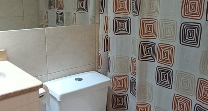 BAÑO DE HABITACION INDIVIDUAL CON MUEBLE LAVAMANOS CON SUPERFICIE DE GRANITO
