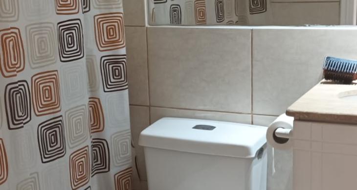 BAÑO DE HABITACIOBN PRINCIPAL CON MUEBLE LAVAMANOS CON CUBIERTA DE GRANITO, BIEN ILUMINADO