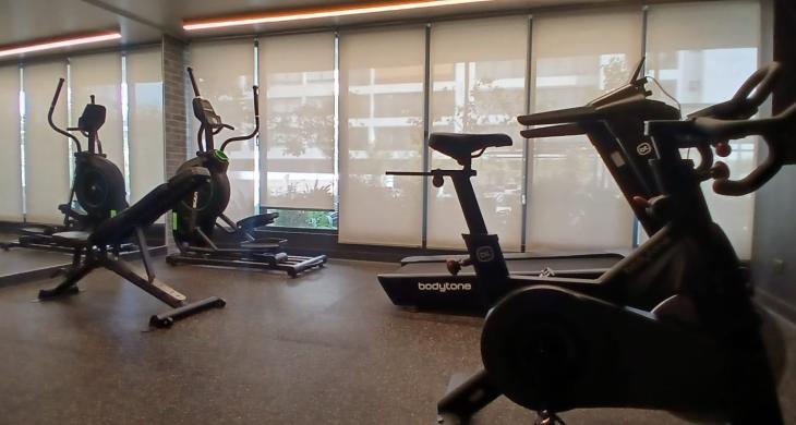 GIMNASIO BIEN EQUIPADO 