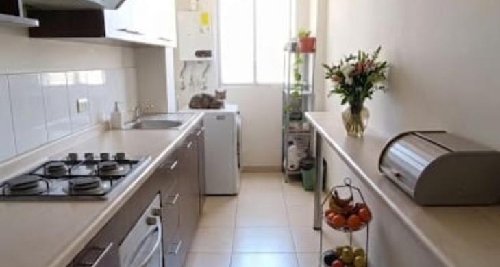 Con una cocina separada de la sala de estar, iluminada y estratégicamente diseñada para  dar ubicación a un refrigerador amplio, una lavadora y secadora. El almacenamiento es muy cómodo y amplio para guardar todos los artículos de cocina y lavandería