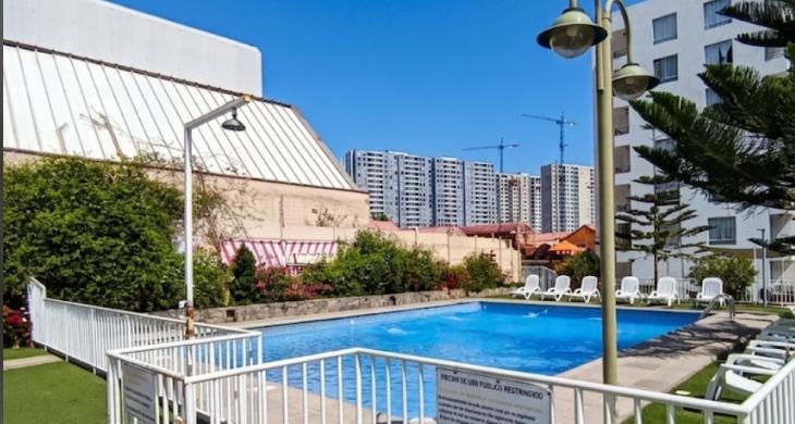 Una piscina   con rejas de seguridad para protección de los más pequeños