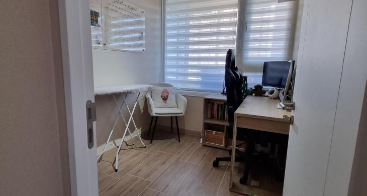 Dormitorio amplio, que puedes usar también como oficina. 
