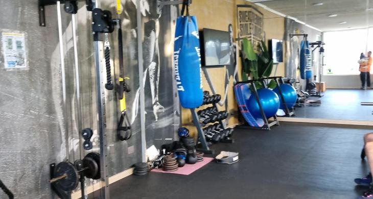 Gimnasio equipado, espacio completo y acondicionado para tu rutina de entrenamiento diaria sin salir de casa.