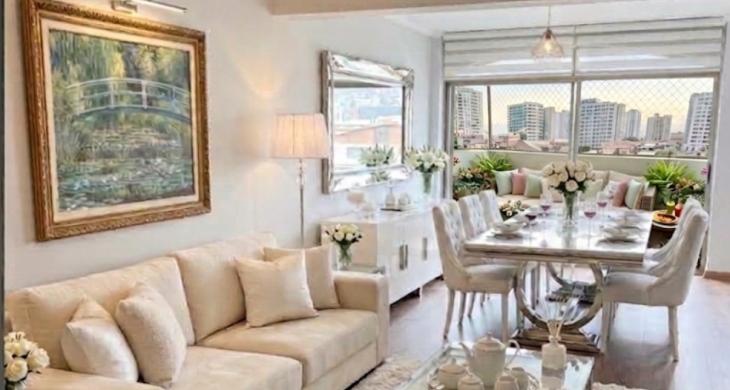 Amplio e iluminado living comedor que se une a un acogedor balcon.