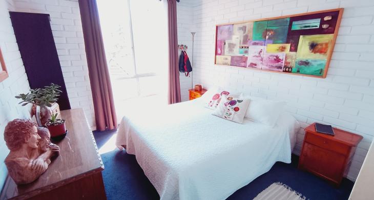 Dormitorio principal con baño, excelente luz norte