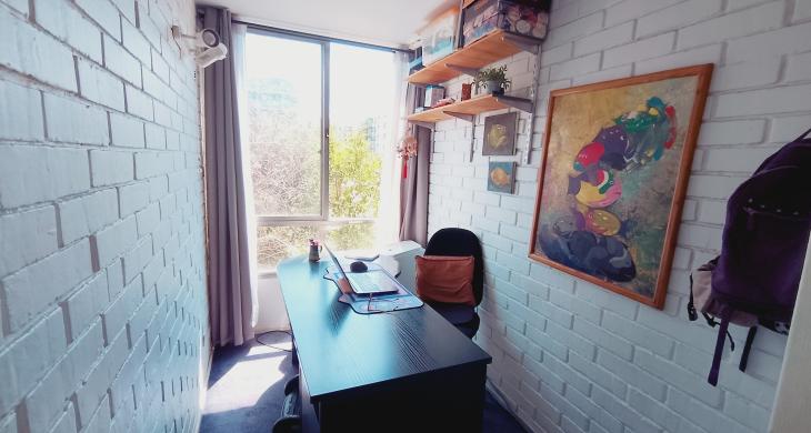 tercer dormitorio con espacio suficiente para una cama de una plaza y un velador u oficina en casa- sala de estudio