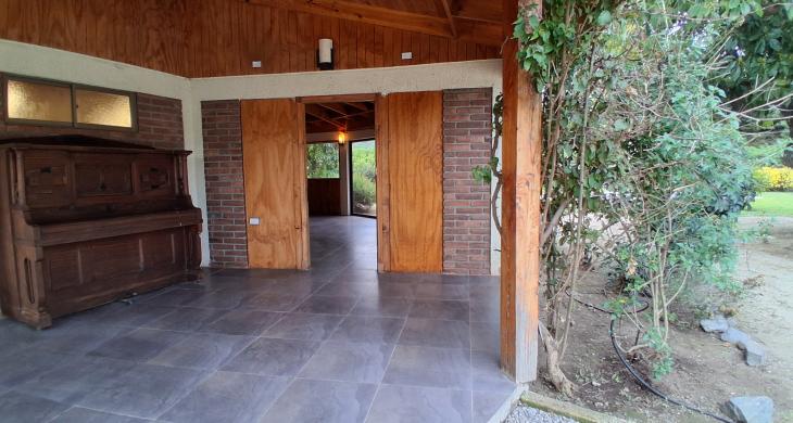 vista del patio hacia la entrada principal y casa