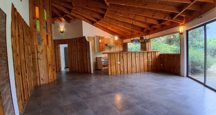 Living comedor. Ventanales Nororiente con vista a la piscina y jardines