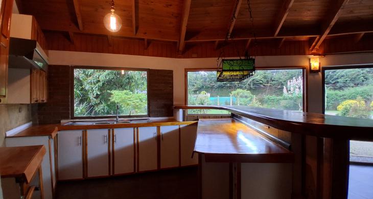 cocina conceptp abierto con mesón tipo barra